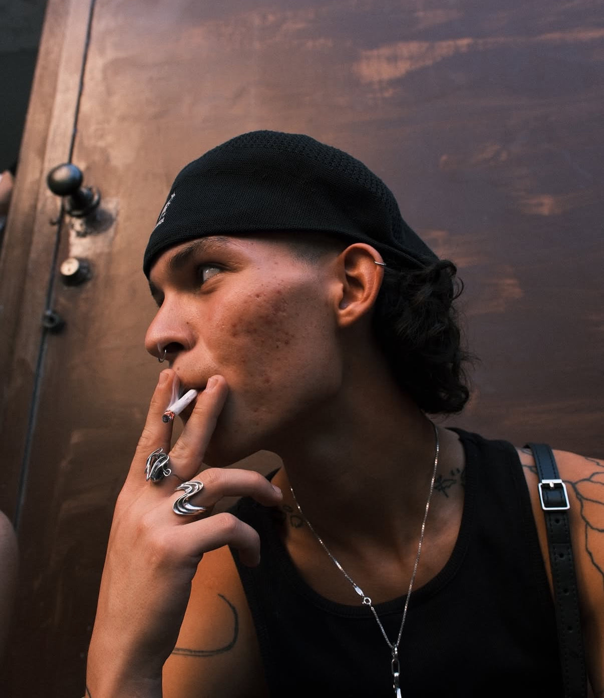 Miguelito (@miguel.shr), emerging Hardgroove DJ from Düsseldorf, captured in a candid street moment showing his calm focus and raw underground attitude.