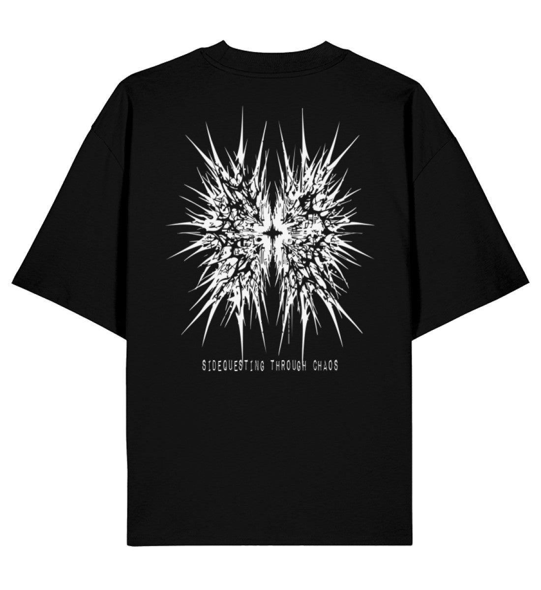 Rückseite des schwarzen Aerossence Oversized Shirts mit weißem Chaos-Print und Schriftzug "Sidequesting Through Chaos", urbaner Streetwear-Look.
