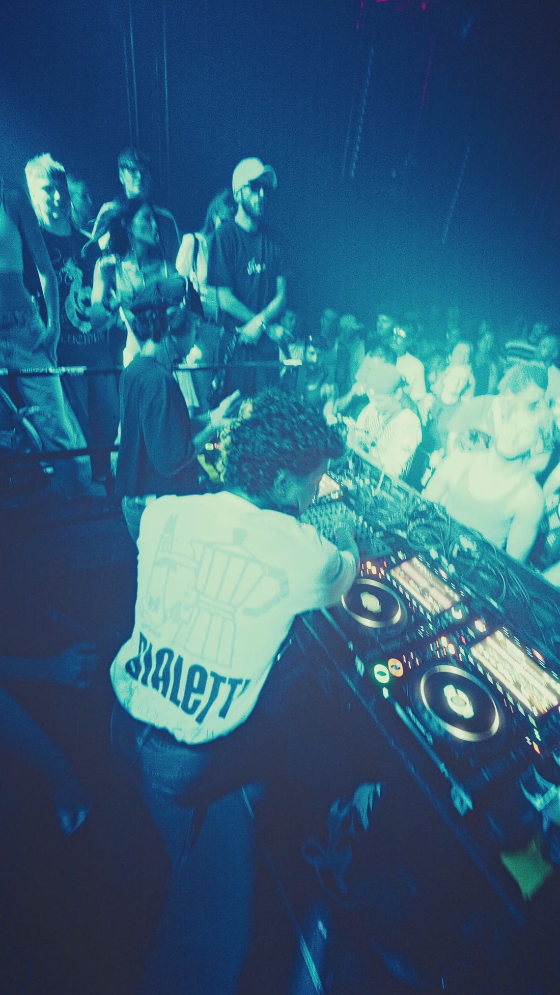 Eugene (@eugene.inthemix) and Miguelito (@miguel.shr) opening their explosive B2B set at Adrenaline Cologne in Helios37, building tension and energy with driving Hardgroove beats.